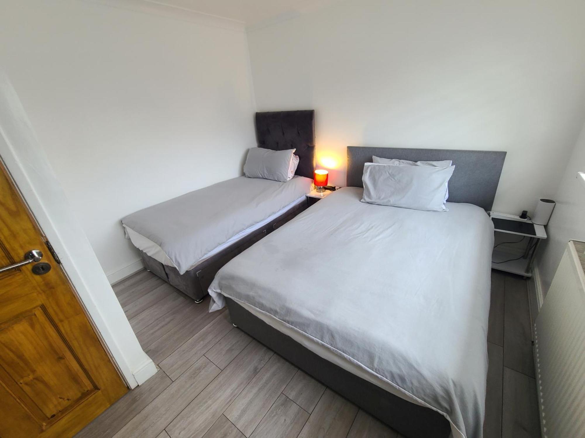 Gatwick Rooms-Travel Service-Airport Parking Ifield Kültér fotó
